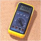 自動量程3 3/4位LCD顯示的數(shù)字多用表，最大顯示值3296;數(shù)字和模擬條圖雙顯示,顯 示 器：30 X 60mm LCD，最大顯示值19999,直流電壓;交流電壓;直流電流;交流電流;電阻;電容,帶蜂鳴器通斷測試;二極管測試;晶體管hFE測試. 
