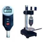 邵氏D一體化數(shù)顯式硬度測量儀器，該硬度計集測量裝置和數(shù)據(jù)處理于一體，具有結(jié)構(gòu)緊湊、測值準確、攜帶方便、造型美觀、重量輕和易于操作等優(yōu)點。它主要用來測定硬塑料和硬橡膠的硬度，特別適合于現(xiàn)場對橡膠和塑料成品的硬度測量。 