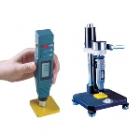 橡膠A型硬度計能快速準確地進行塑料、軟橡膠、合成橡膠、打印膠輥的測量。在化工及橡膠業(yè)有著廣泛的應用。主要特點：
造型美觀，攜帶方便，能與計算機通訊。測量范圍：0～100HA；
測量誤差：在20～90HA內(nèi)，HA≤±1度
