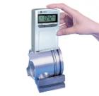 TR110袖珍式表面粗糙度儀具有測量精度高、測量范圍寬、操作簡便、便于攜帶、工作穩(wěn)定等特點，可以廣泛應用于各種金屬與非金屬加工表面的檢測，該儀器是傳感器主機一體化的袖珍式儀器，具有手持式特點，更適宜在生產(chǎn)現(xiàn)場使用。