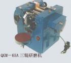QGM-65A 三輥研磨機(jī) 用途:用于實(shí)驗(yàn)室內(nèi)涂料填加料的粉碎研磨;參數(shù):軋輥尺寸：Ф65×135mm 軋輥轉(zhuǎn)化比：（后中前）1：3：9，中輥轉(zhuǎn)速 ：88r/min;應(yīng)用效果:始料粒度：50~100μm，經(jīng)3~5次研磨后試料顆粒細(xì)度小于18μm.