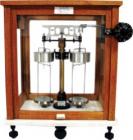 6SP-200半自動分析天平,產(chǎn)品適用于工礦企業(yè)，科學(xué)研究機構(gòu)化驗室、實驗室作精密衡量分析測定。稱重:200g.分度值:1mg,騎馬標尺范圍:10mg-990mg.稱盤尺寸:Φ75mm

 