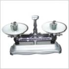 JP-B-5架盤天平,本架盤天平專供藥房使用，亦適用于化學(xué)和礦產(chǎn)工業(yè)及實(shí)驗(yàn)室一般稱量之用。最大稱量:500g.分度值:0.5g.箱/臺(tái):ф6mm.包裝尺寸:480*300*410mm.毛重:14
