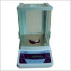 JA-5003 電子精密天平,新一代電磁式稱量傳感器，使產(chǎn)品的精度有了可靠保障。具有全自動故障檢測，自動校準，超載保護等多種應用程序。電源變壓器外置，減少溫度對天平稱量的影響.內(nèi)置RS232C接口，可直接連接計算機，打印機等。稱量范圍:0-500g.可讀性:1mg.稱盤尺寸:ф80mm