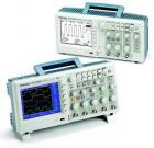 數(shù)字存儲(chǔ)示波器 TDS2012B 顯示： 彩色LCD ，帶寬：100MHz；通道數(shù)量：2  ；每通道取樣速度：1.0 GS/s；記錄長度：2.5 K 點(diǎn)。通過前面板USB 端口支持可移動(dòng)數(shù)據(jù)存儲(chǔ)設(shè)備