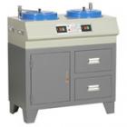 PG-2D型金相試樣拋光機(jī)是在PG-2C金相試樣拋光機(jī)的基礎(chǔ)上作進(jìn)一步的設(shè)計(jì)改進(jìn),由原立式結(jié)構(gòu)設(shè)計(jì)成柜式結(jié)構(gòu)，二個(gè)拋光盤的轉(zhuǎn)速也由原一種轉(zhuǎn)速分別設(shè)計(jì)成700轉(zhuǎn)/分和900轉(zhuǎn)/分二個(gè)不同轉(zhuǎn)速.拋盤直徑：220mm
