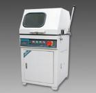 LSQ-100立式試樣切割機(jī)用于切割各種金屬、非金屬材料的樣,以便觀察材料金相、巖相組織。主軸轉(zhuǎn)速：2800轉(zhuǎn)/分鐘．砂輪片規(guī)格：350×2×32mm．最大切割直徑：100mm 
