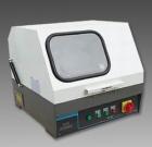 SQ-80 手動(dòng)試樣切割機(jī)用于切割各種金屬、非金屬材料的試樣，以便觀察材料金相、巖相組織。主軸轉(zhuǎn)速：2800轉(zhuǎn)/分鐘．砂輪片規(guī)格：250×2×32mm．最大切割直徑：80mm 
