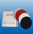 拋光織物  各種金相試樣及儀器、儀表等零件的精密拋光。精拋后光潔度可達△8-△12。材質(zhì)：絲絨、平絨、呢料、帆布、植絨、呢絨、絲綢、羊毛氈.規(guī)格及包裝：φ230-300mm（無壓敏膠）、φ200mm（背帶壓敏膠）