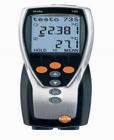  testo 735-2溫度儀精密、堅固，帶有一個連接Pt100探頭的插口和2個連接熱電偶探頭的插口，三個探頭讀數(shù)在testo 735儀器上清晰顯示。選配高精度的Pt100插入式探頭時，系統(tǒng)精度高達(dá)0.05℃,分辨率0.001℃，非常適合作為標(biāo)準(zhǔn)儀器。
