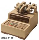 Taber 5135 & 5155 研磨儀是一種行業(yè)標(biāo)準(zhǔn)，用于陶瓷、塑料、紡織、金屬、皮革、橡膠和著色、著漆、電鍍表面等的磨損和耐用性測試。采用Taber 研磨儀進行加速磨損測試,平臺旋轉(zhuǎn)速度60或72 圈每分鐘