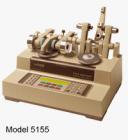 Taber 5135 & 5155 研磨儀是一種行業(yè)標(biāo)準(zhǔn)，用于陶瓷、塑料、紡織、金屬、皮革、橡膠和著色、著漆、電鍍表面等的磨損和耐用性測試。采用Taber 研磨儀進行加速磨損測試,平臺旋轉(zhuǎn)速度60或72 圈每分鐘