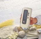 使用白度指數(shù)(CIE或亨特爾)指示食品和原材料的白度。測(cè)量口徑為8mm。測(cè)量、數(shù)據(jù)處理、顯示的三個(gè)部位一體化設(shè)計(jì)。小型輕便的手提式設(shè)計(jì)?？梢詼y(cè)量粉體或粘稠狀物體。

