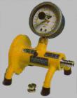 Elcometer1970 PFCV--便攜式工地校準(zhǔn)檢定裝置是用來確認(rèn)所使用的附著力測量儀校準(zhǔn)的一種理想工具，可用于Elcometer PATTM、Elcometer 106、Elcometer 108等型號的附著力測量儀。將合適的拉棒與校準(zhǔn)證裝置相連，拉動(dòng)附著力測量儀，比較測量儀與校準(zhǔn)證裝置上的讀數(shù)。


