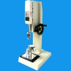 目 的：
ABQ拉力鈕扣測試儀，可配置NK、HF推拉力計和專用夾具，專用于測量鈕扣的扣合力或脫離衣物破壞力。檢測鈕扣、按鈕等固定強(qiáng)度是很重要的一項標(biāo)準(zhǔn)，尤其是在嬰兒和兒童服裝設(shè)計及制造中最為重要。在鈕扣固定裝飾件上使用一定力的測量需要通過力度儀器來記錄。
