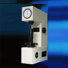 儀器簡介：
XHR-150型塑料洛氏硬度計采用自動加卸試驗力機(jī)構(gòu)，裝有可調(diào)總試驗力保持時間的電位器，試驗力變換由變荷手輪的旋轉(zhuǎn)而獲得，所以操作簡便迅速，除度盤對零外，沒有人為的操作誤差，具有很高的靈敏度，穩(wěn)定性。
適用于工廠車間和實驗室。
