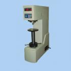 儀器簡介：
硬度是材料機(jī)械性能的重要指標(biāo)之一，而硬度試驗則是判斷金屬材料或產(chǎn)品零件質(zhì)量的重要手段。所謂硬度，就是指材料在一定條件下，抵抗另一本身不發(fā)生殘余變形物體壓力的能力。抵抗的能力越大，硬度越高，反之則硬度低。
布氏硬度試驗主要用于鑄鐵、鋼材、有色金屬等材料的硬度測定，此外還可以用于硬質(zhì)
的塑料、電木等某些非金屬材料硬度的測定。適用于工廠、車間、試驗室、大專院校和科研機(jī)構(gòu)。
