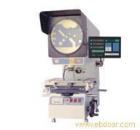 特點

±    采用投影筒升降調(diào)焦，荷重可達50千克，適宜重型工件?？蛇xZ系列正像型，影像與工件同向，正立直觀。
±    光學系統(tǒng)質(zhì)量優(yōu)良，物鏡成像清晰，放大倍率準確，在透射光照明下，輪廓測量誤差小于0.08%。
±    投影屏旋轉(zhuǎn)機構(gòu)裝有角位移光電傳感器，顯示分辨率達1′或0.01°可作任意角度的快速測量，誤差在5′之內(nèi)。
±    數(shù)字顯示系統(tǒng)具有多種顯示功能，可進行公/英制轉(zhuǎn)換；相對/絕對坐標轉(zhuǎn)換；角度的60進制與100進制轉(zhuǎn)換以及坐標值的二等分。

