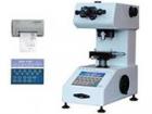 儀器免除了查表的麻煩，將測(cè)微目鏡測(cè)得的對(duì)角線(xiàn)長(zhǎng)度輸入程序，即直接在LCD顯示屏顯示硬度值，并由內(nèi)置打印機(jī)打印測(cè)量數(shù)據(jù)：最大值，最小值，分散度，平均值和均方差等。 

