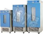 1、 采用鏡面不銹鋼內(nèi)膽，四角半圓弧設(shè)計，易清潔，箱內(nèi)擱板間距可調(diào)。

2、 微電腦溫度控制器，控溫精確可靠。

3、 循環(huán)風(fēng)扇速度自動控制，避免了試驗(yàn)過程中由于速度過快而導(dǎo)致樣品的揮發(fā)。  

4、 設(shè)有獨(dú)立限溫報警系統(tǒng)，超過限制溫度即自動中斷，保證實(shí)驗(yàn)安全運(yùn)行，不發(fā)生意外。（選配）

5、 具有打印機(jī)或RS485接口，可連接打印機(jī)和計算機(jī)，能記錄溫度參數(shù)的變化狀況。（選配）

6、國際品牌壓縮機(jī)，采用環(huán)保制冷劑（R134a），高效率、低耗能、促進(jìn)節(jié)能。（型號中帶“F”具備此功能）
