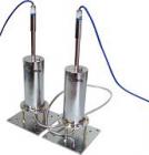 產(chǎn)品簡(jiǎn)介：

由兩個(gè)或兩個(gè)以上液位傳感器及儲(chǔ)液罐組成，儲(chǔ)液罐之間由液體連通管和氣體連通管相連.。使用時(shí)將基準(zhǔn)罐置于一個(gè)穩(wěn)定，并基本與測(cè)點(diǎn)保持水平的基點(diǎn)，當(dāng)各測(cè)點(diǎn)發(fā)生升降時(shí)，將引起罐內(nèi)液體的增多或減少，通過(guò)液位傳感器的讀數(shù)了解各測(cè)點(diǎn)的差異變形情況。主要用于路基、路塹、橋梁、建筑、地鐵、水利大壩、房屋等差異沉降以及橋路過(guò)渡段的監(jiān)測(cè)測(cè)量。