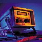 產(chǎn)品描述 

OBO PCS是一種峰值電流傳感器，它可以將脈沖電流值記錄并永久地儲存在磁卡上。


OBO PCS-CS鑒定裝置是一種專用磁卡閱讀器，它可以用來讀取儲存在PCS卡上記錄的電流值。


OBO PCS卡固定于引下線上，這樣可以檢測出該等電位連接線上通過的最大脈沖電流數(shù)值，并可隨時檢查防雷器是否有起到相應的作用。


PCS上的磁條以一種特殊的方式進行編碼，由于每根帶電導體均可產(chǎn)生磁場，該磁場的強度與導線電流值的大小具有函數(shù)關(guān)系，因而該磁場可以控制電磁條的編碼。使用磁卡閱讀器可以識別PCS卡上的電磁編碼，從而反映出脈沖電流的大小。